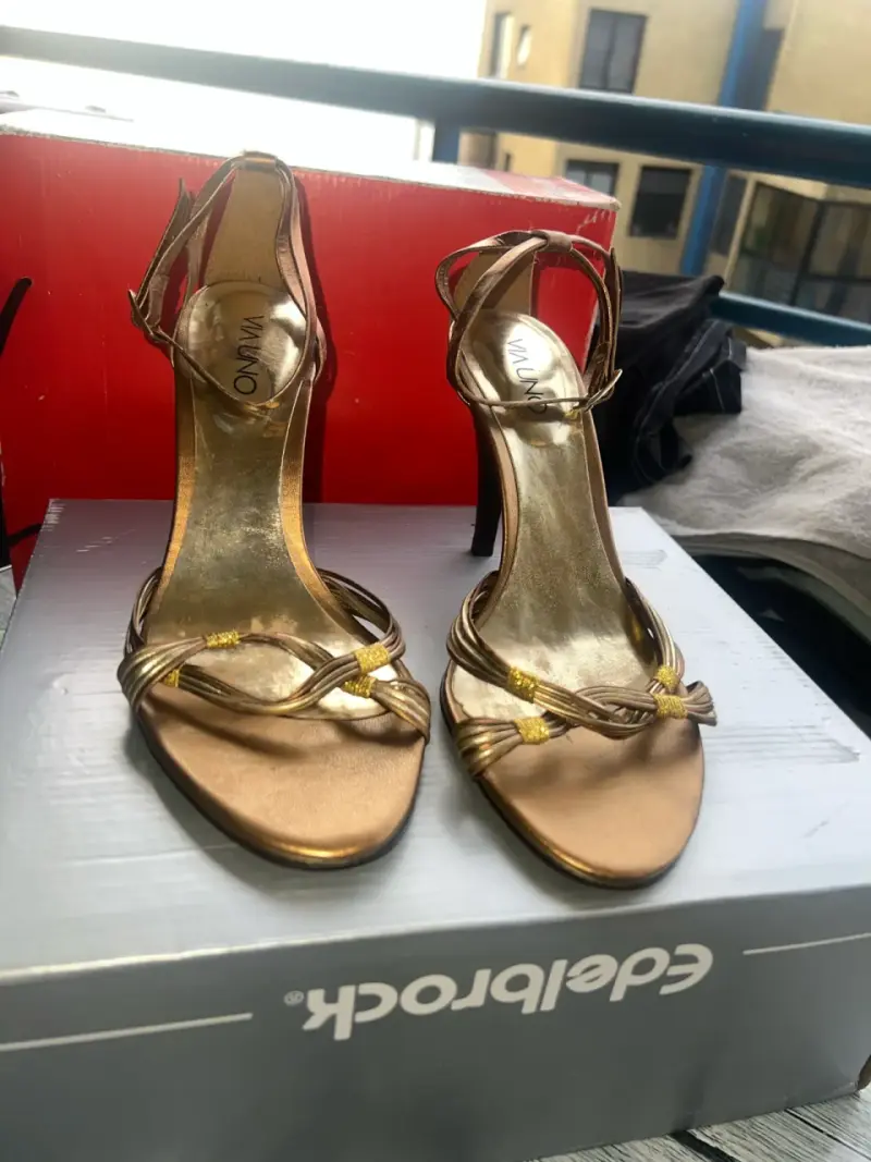 Sandalias de tacón alto doradas para mujer - 2