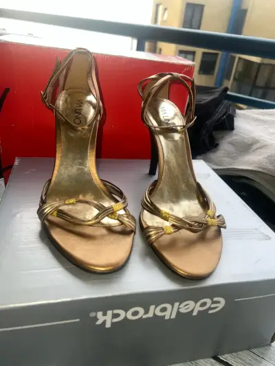 Sandalias de tacón alto doradas para mujer - miniatura 2