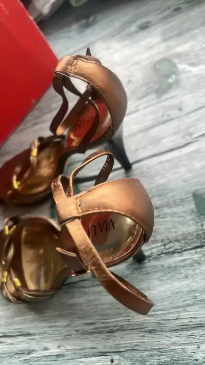 Sandalias de tacón alto doradas para mujer - miniatura 4