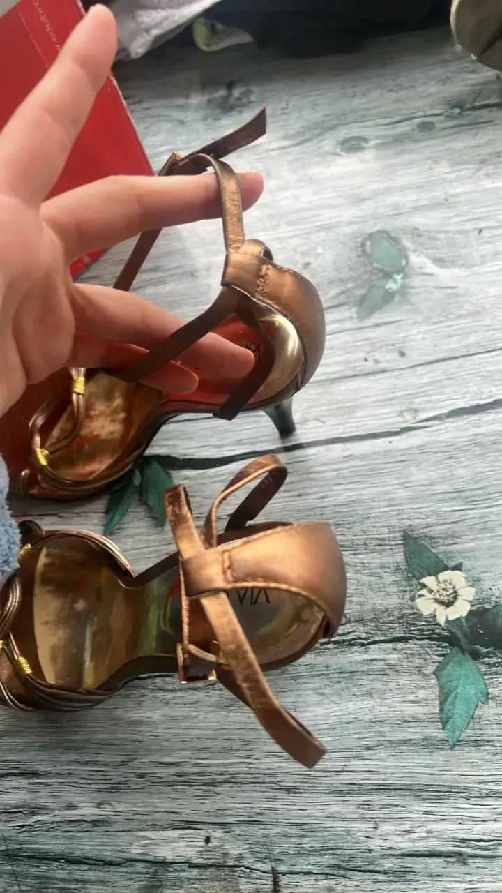 Sandalias de tacón alto doradas para mujer - 5