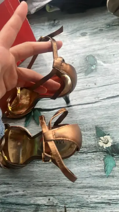 Sandalias de tacón alto doradas para mujer - miniatura 5