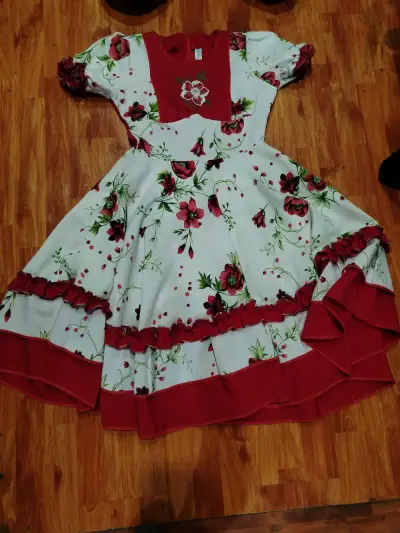 Vestido folclórico con flores y volantes - miniatura 1