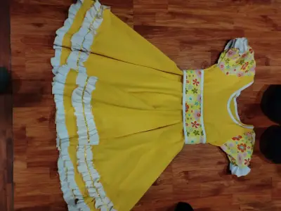 Vestido folclórico con flores y volantes - miniatura 2