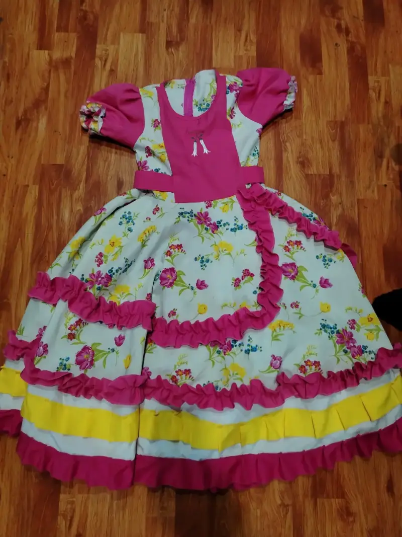 Vestido folclórico con flores y volantes - 3