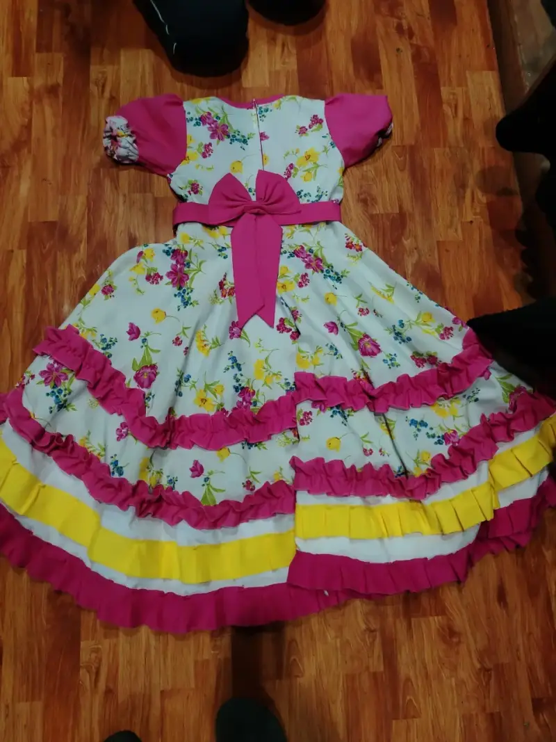 Vestido folclórico con flores y volantes - 4