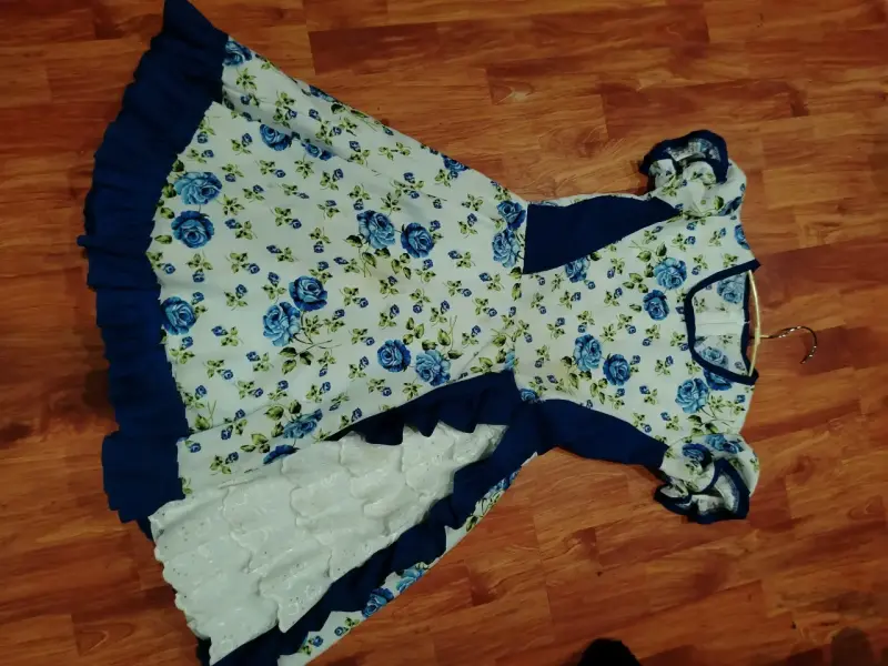Vestido folclórico con flores y volantes - 5
