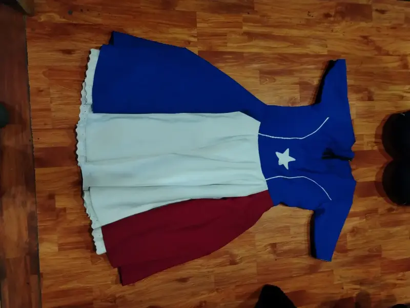 Vestido folclórico con flores y volantes - 6