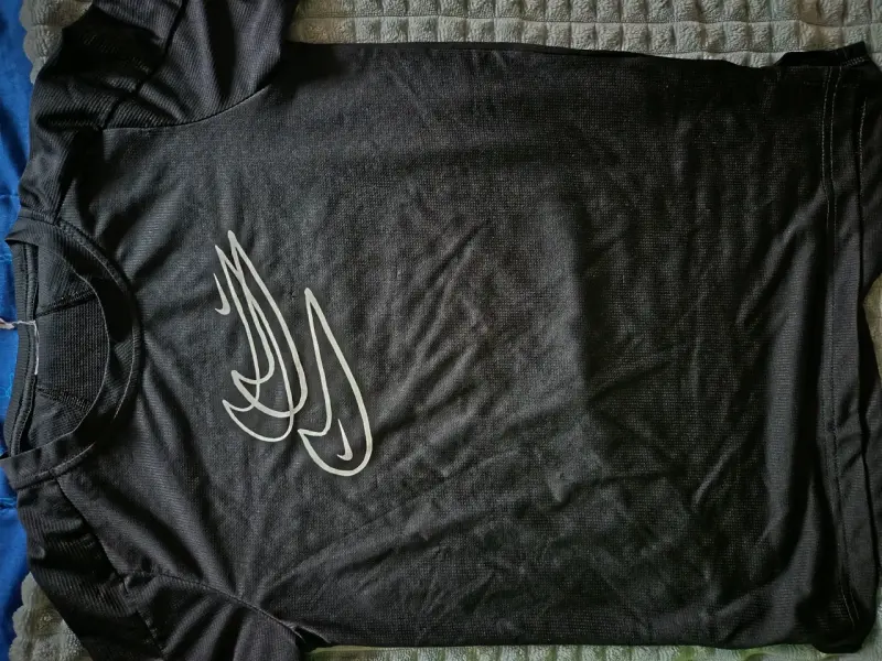 Polera deportiva negra con logo Nike T8 - 1