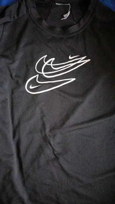 Polera deportiva negra con logo Nike T8 - miniatura 2