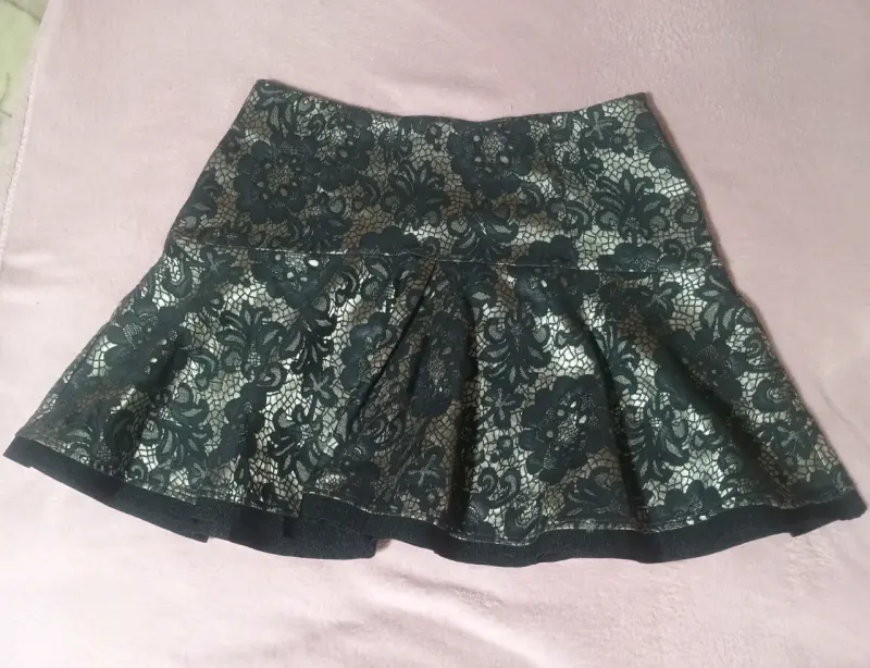 Falda corta de encaje floral marca italiana - 1