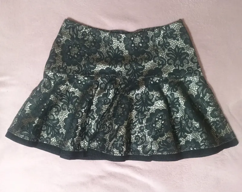 Falda corta de encaje floral marca italiana - 2