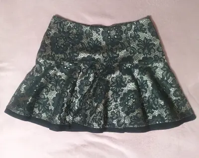 Falda corta de encaje floral marca italiana - miniatura 2