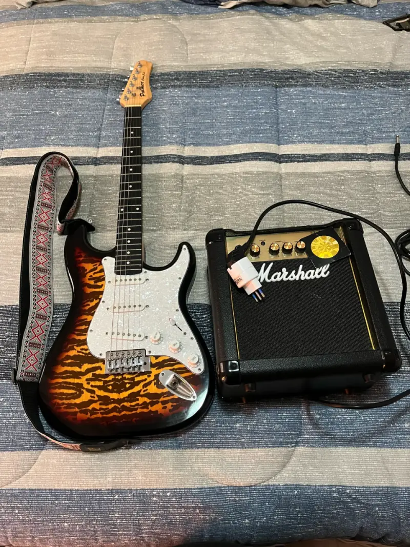 Guitarra eléctrica Palatino con amplificador Marshall - 1