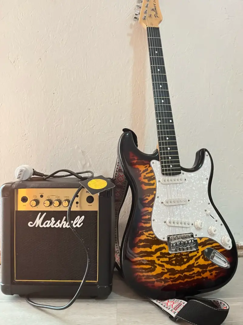 Guitarra eléctrica Palatino con amplificador Marshall - 2