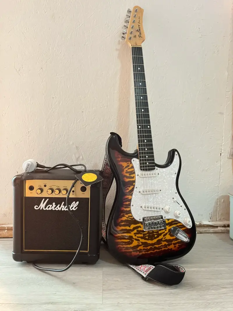 Guitarra eléctrica Palatino con amplificador Marshall - 3