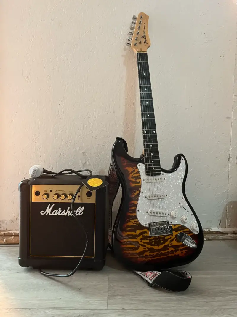 Guitarra eléctrica Palatino con amplificador Marshall - 4