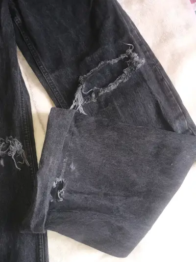 Jeans negros desgastados para mujer - miniatura 2