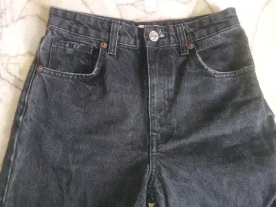 Jeans negros desgastados para mujer - miniatura 3