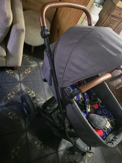 Coche de bebesit con silla para automóvil - miniatura 1
