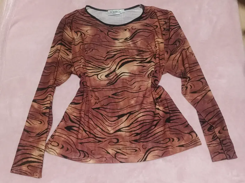 Polera manga larga con diseño animal print - 1