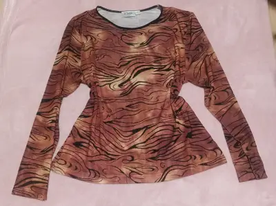 Polera manga larga con diseño animal print - miniatura 1