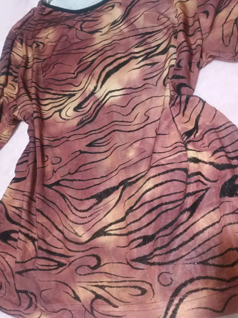 Polera manga larga con diseño animal print - 2