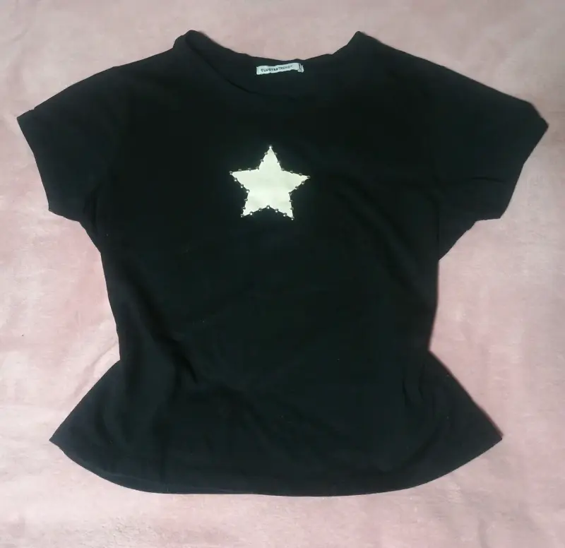 Polera negra con estrella blanca