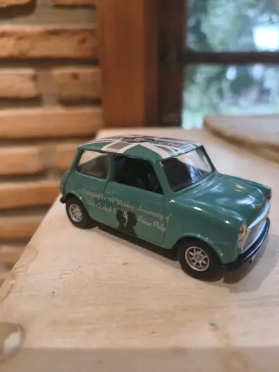 Auto de colección Mini Cooper conmemorativo - miniatura 1
