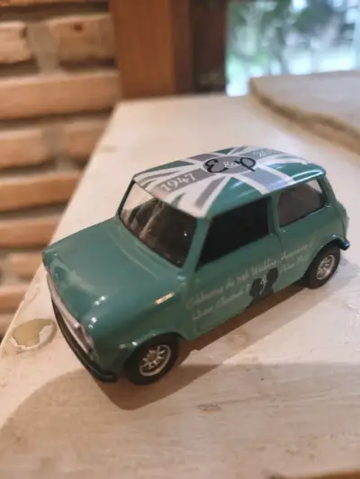 Auto de colección Mini Cooper conmemorativo - miniatura 2