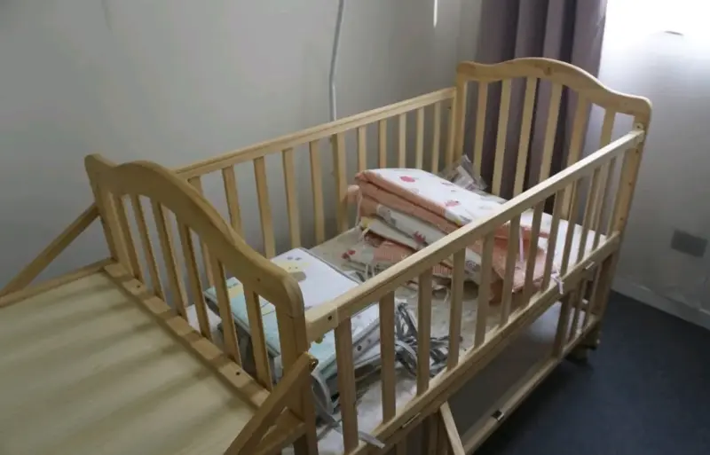 Cuna de madera para bebé con mosquitero - 4