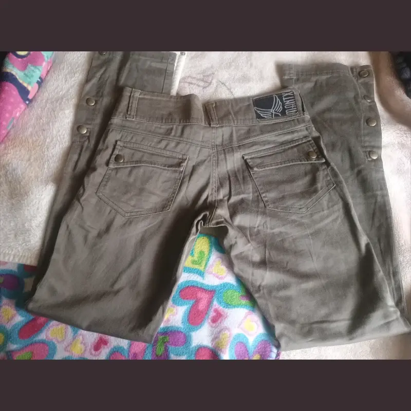 Pantalones cargo verde oliva con botones - 2