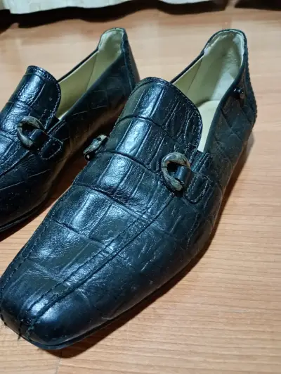 Zapatos de cuero negro con hebilla elegante - miniatura 1