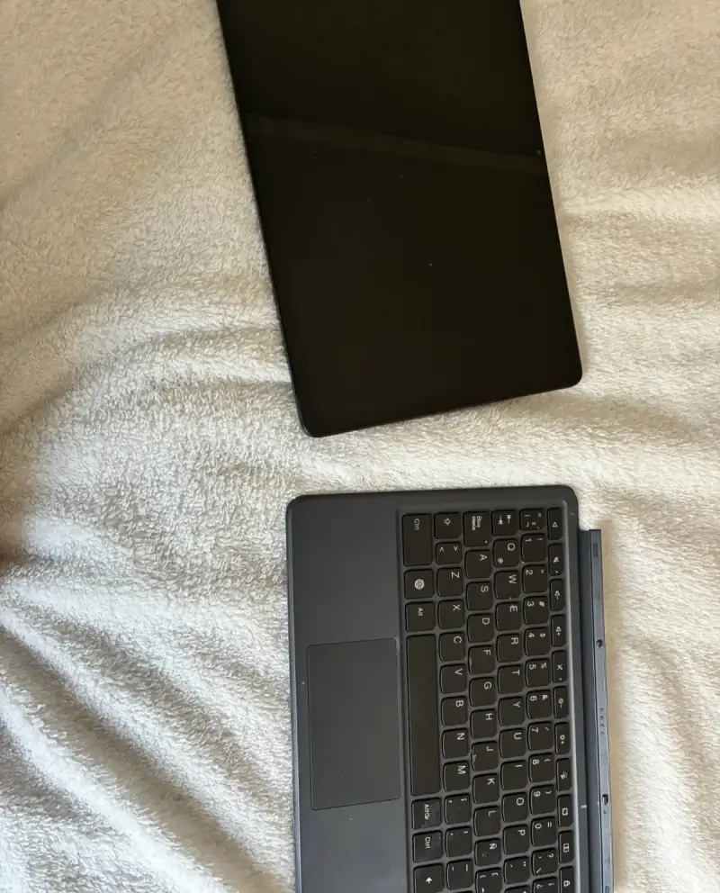 Tablet Lenovo con Teclado y Lápiz - 2