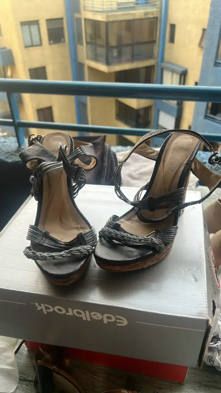 Sandalias de tacón alto negras con diseño trenzado - 2