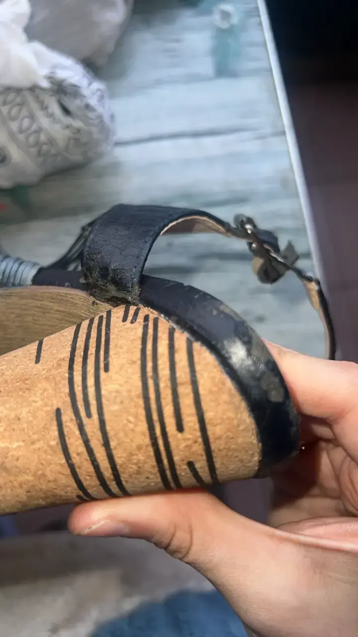 Sandalias de tacón alto negras con diseño trenzado - 4