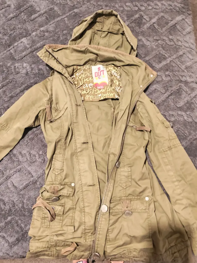 Parka verde militar con capucha para mujer