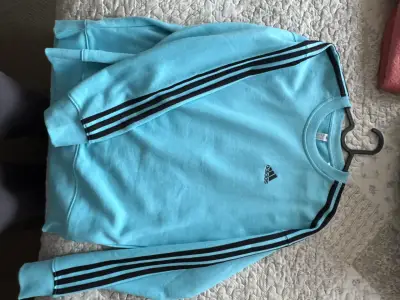 Polerón Adidas celeste con franjas negras - miniatura 1