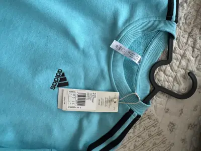 Polerón Adidas celeste con franjas negras - miniatura 2