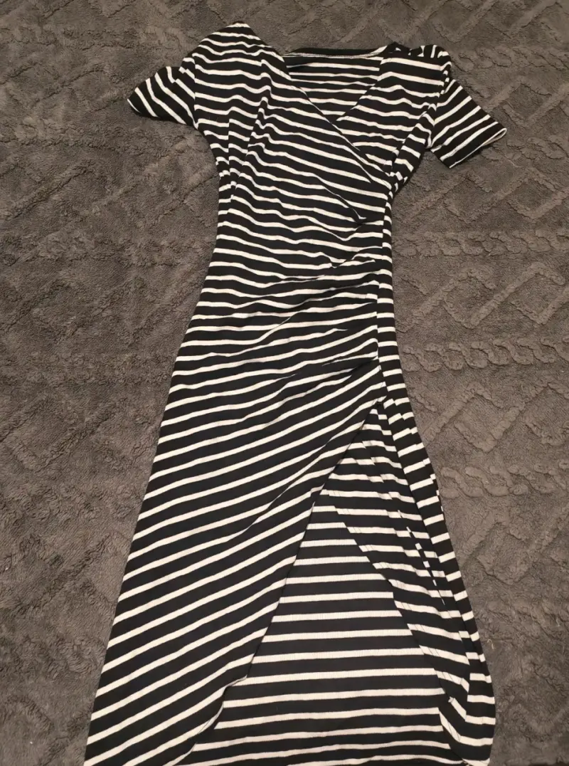 Vestido de rayas blanco y negro ajustado