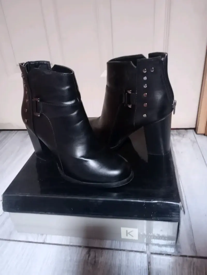 Botines de cuero negro con tacón alto