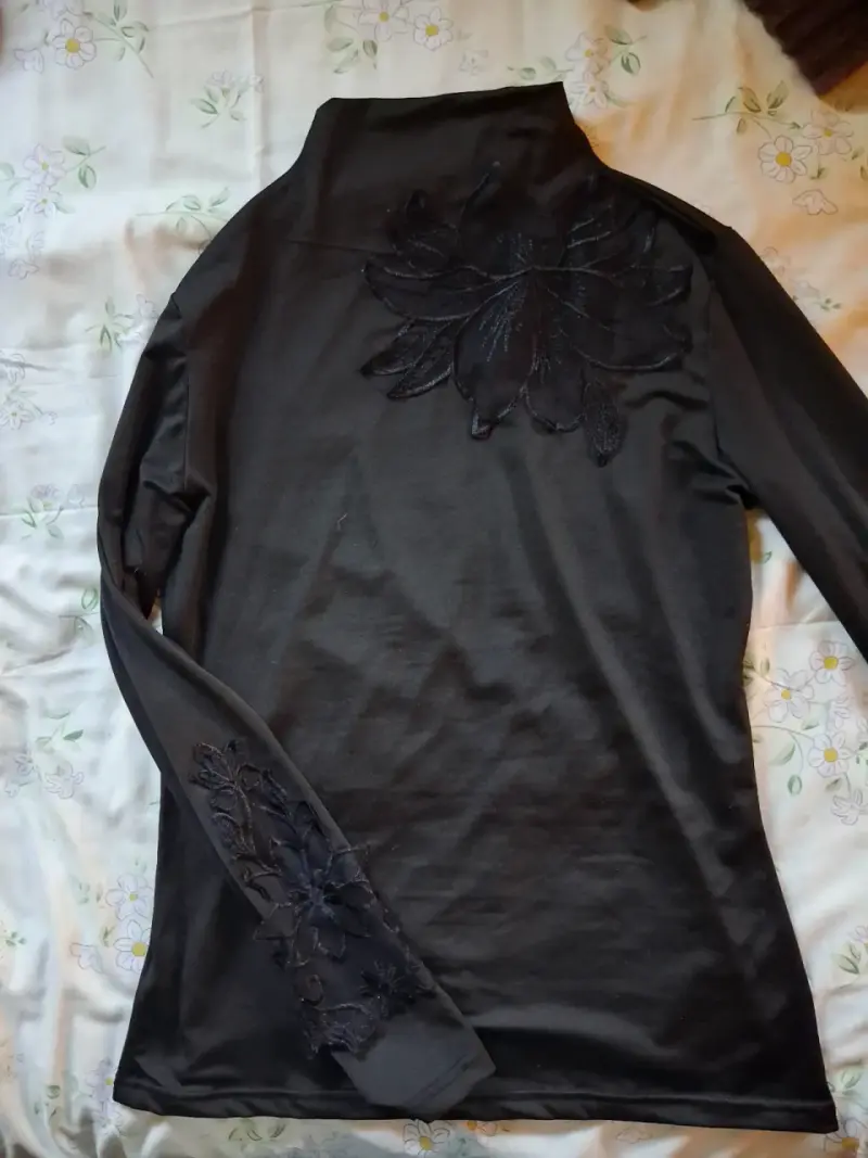 Polera negra con bordado floral