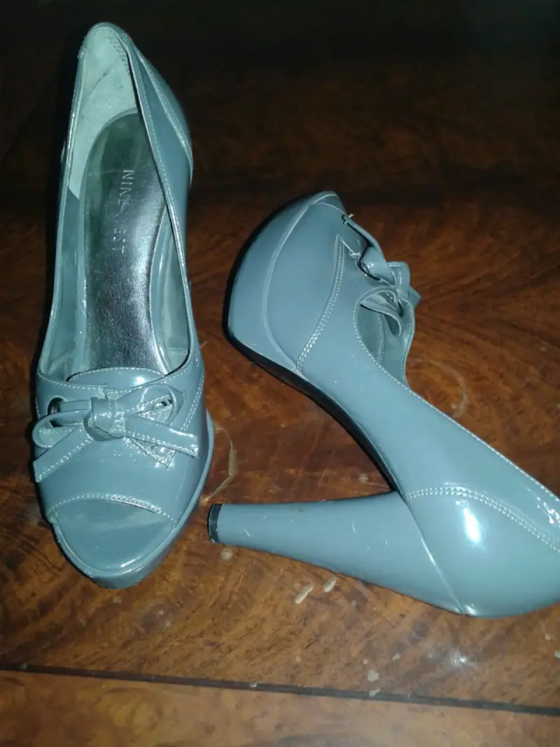 Zapatos de tacón gris con lazo Nine West