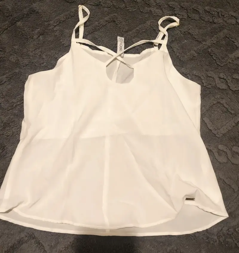 Blusa blanca sin mangas para mujer