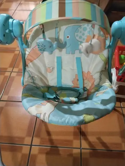 Columpio para bebé Bebesit con música y juguetes - miniatura 1