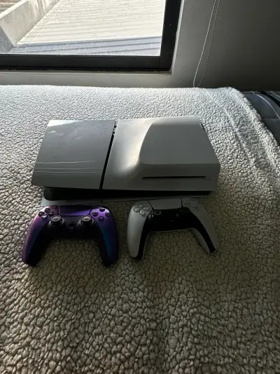 PlayStation 5 slim con dos controles y audífono - miniatura 1