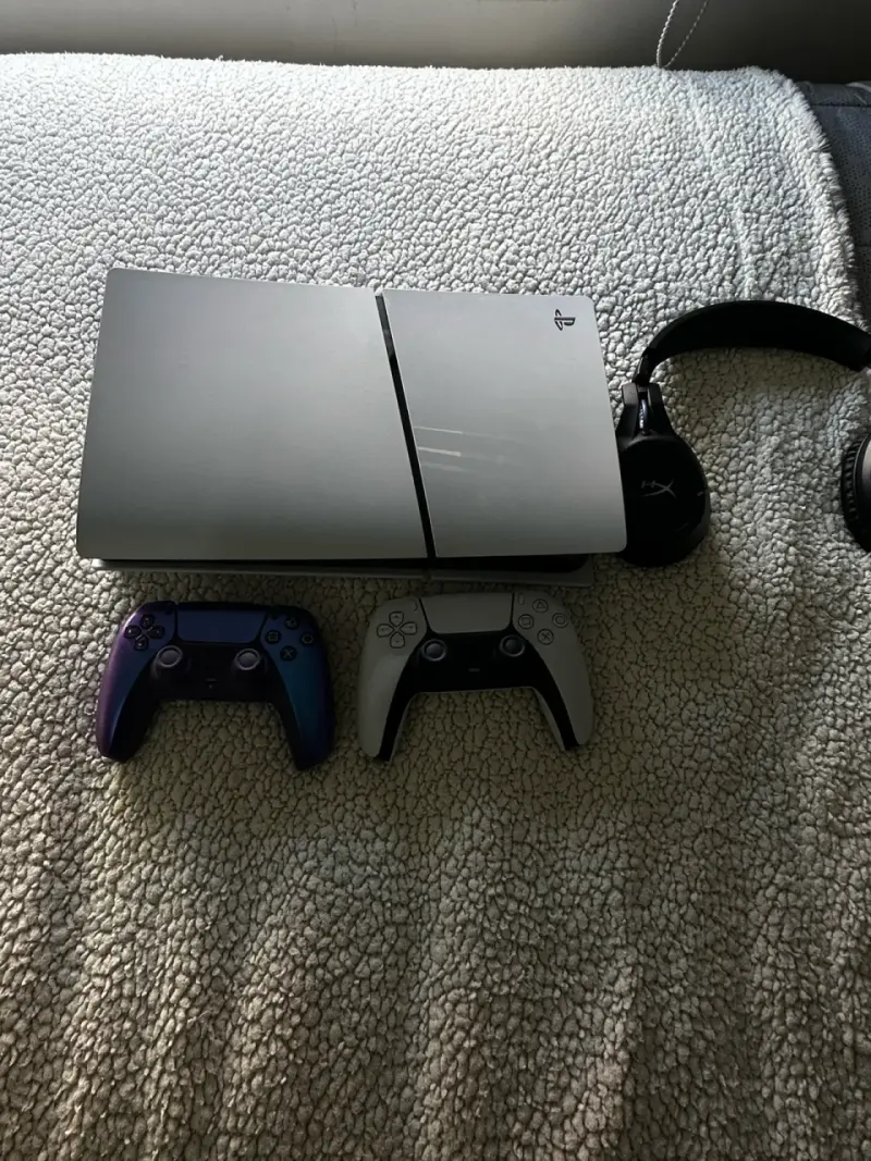 PlayStation 5 slim con dos controles y audífono - 2