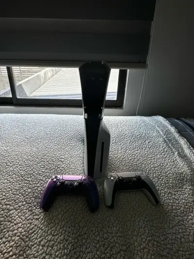 PlayStation 5 slim con dos controles y audífono - miniatura 3