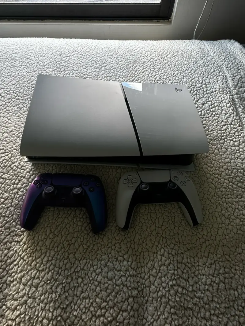 PlayStation 5 slim con dos controles y audífono - 4