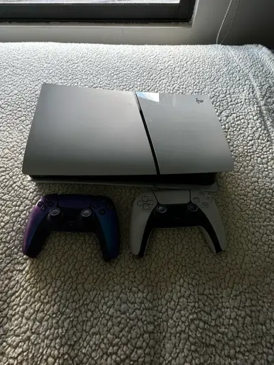 PlayStation 5 slim con dos controles y audífono - miniatura 4
