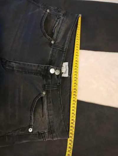 Jeans negros de mujer estilo casual - miniatura 3